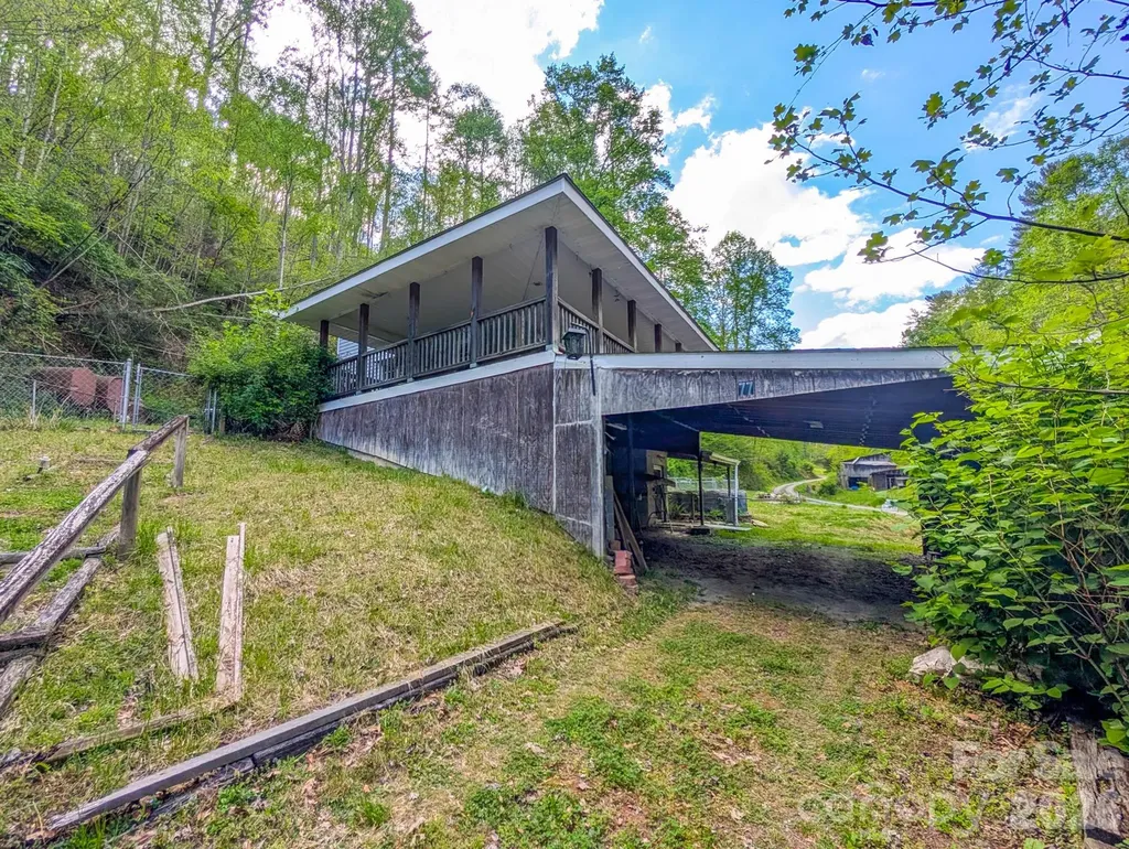 77 Griffith Branch Road Green Mountain NC 28740