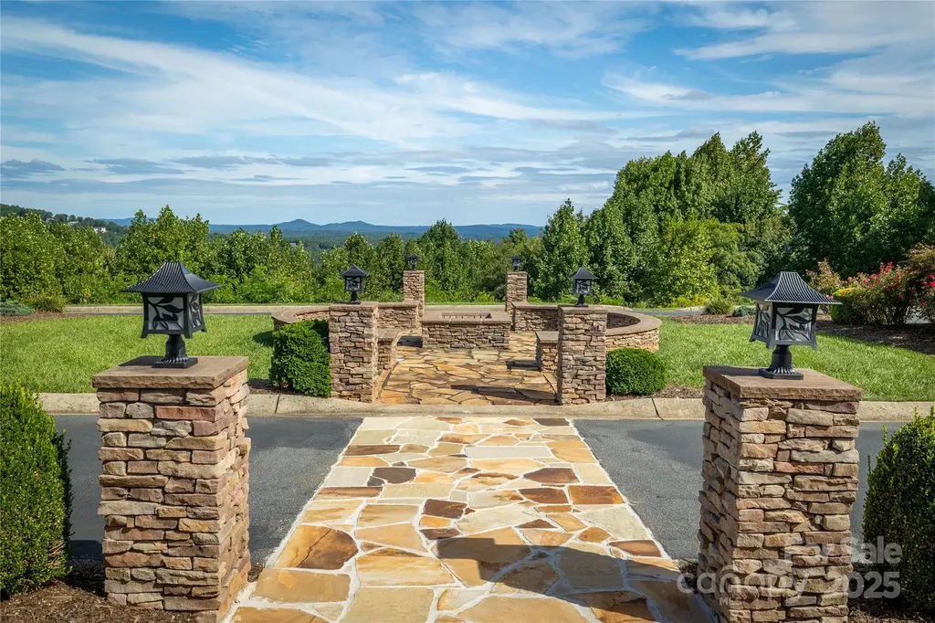 2071 Thoroughbred Way Lenoir NC 28645