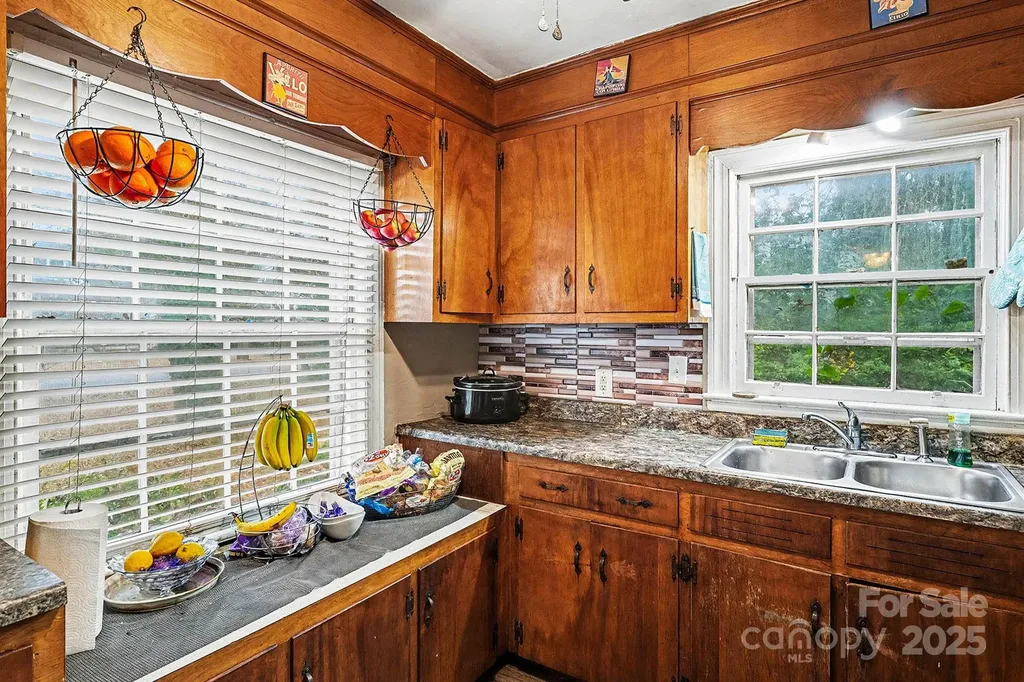 109 S Austin Street Maxton NC 28364