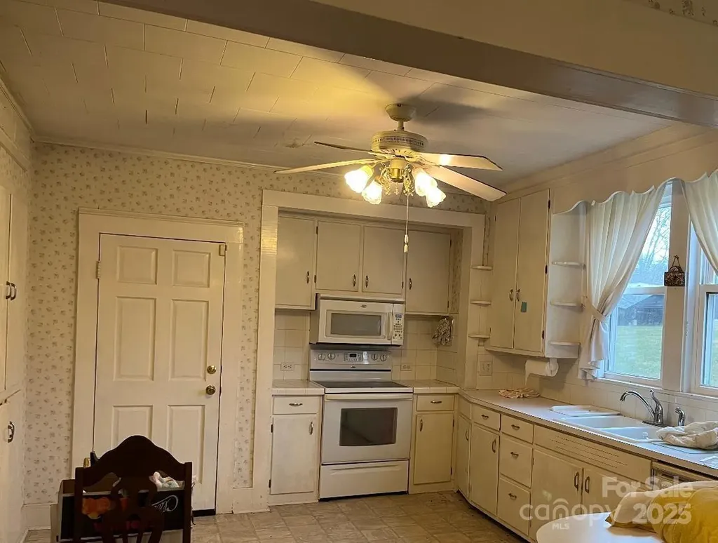 526 W Houstonville Road W Hamptonville NC 27020