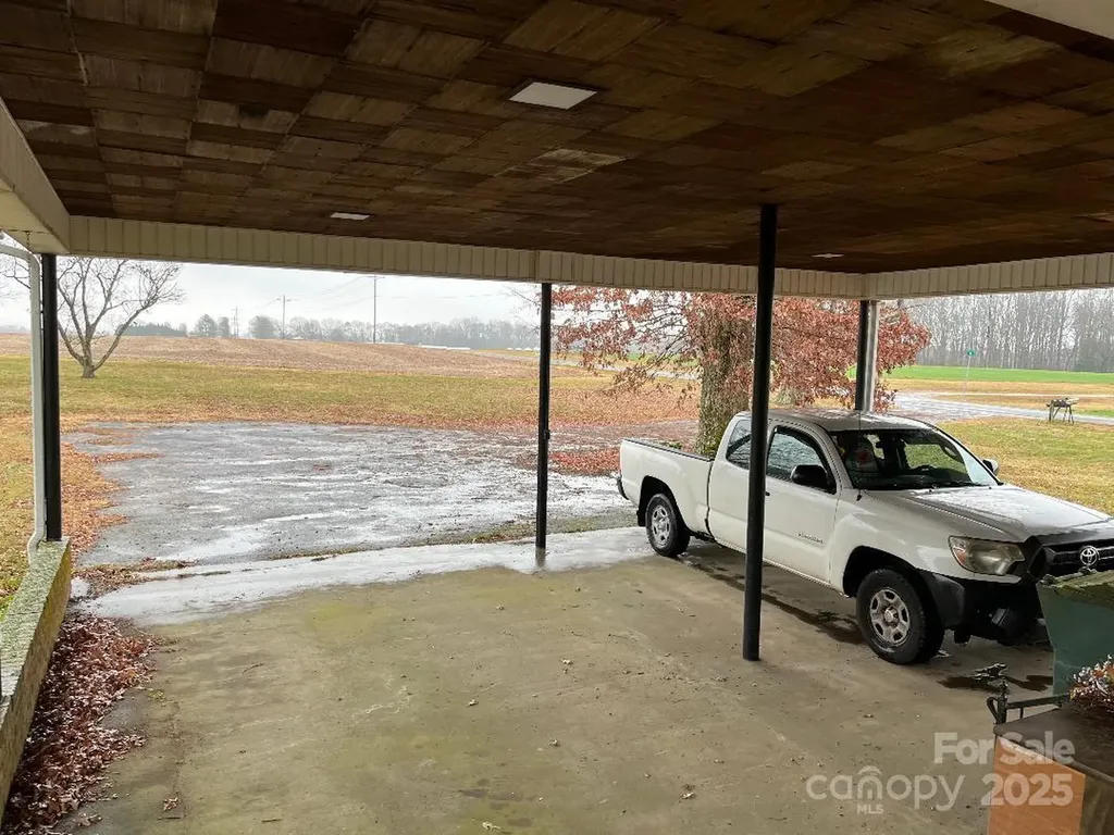 526 W Houstonville Road W Hamptonville NC 27020