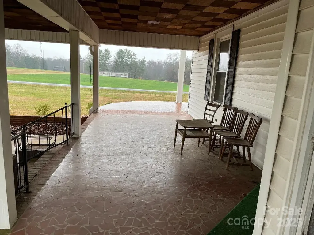 526 W Houstonville Road W Hamptonville NC 27020
