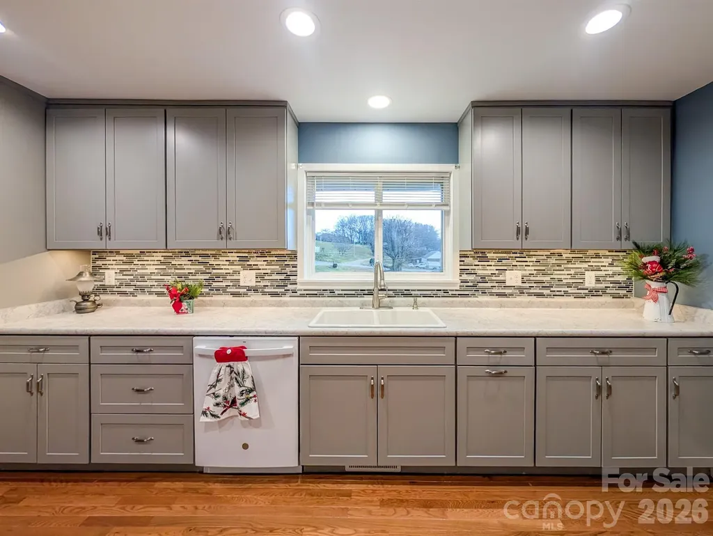 39 Hawthorne Lane Burnsville NC 28714