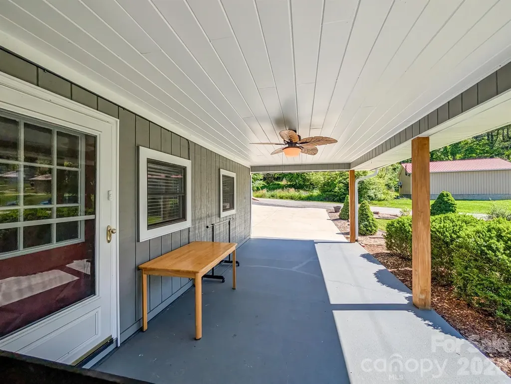 39 Hawthorne Lane Burnsville NC 28714