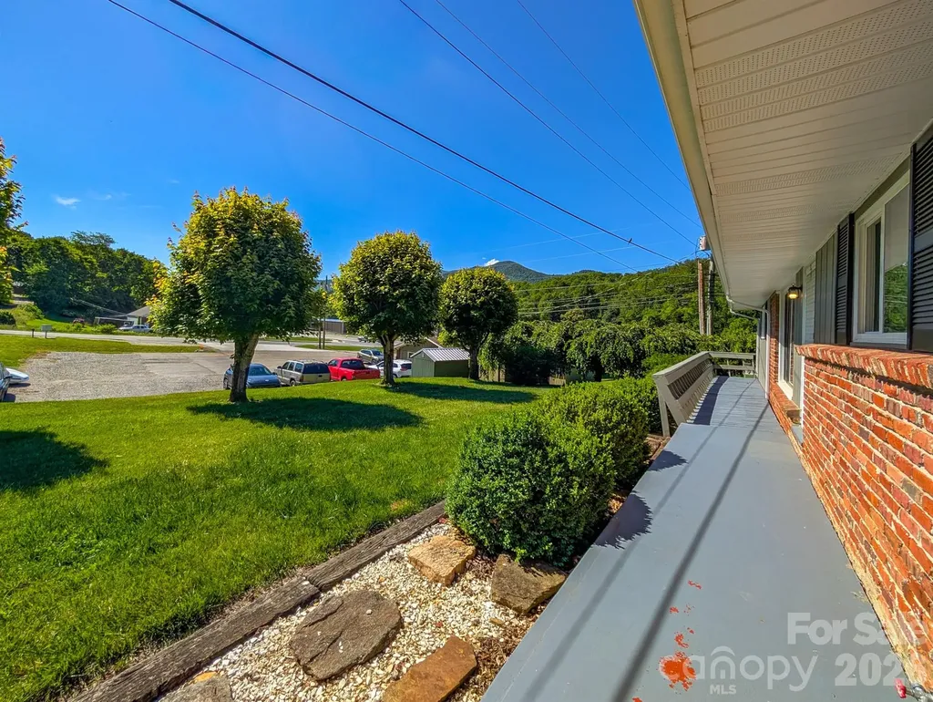 39 Hawthorne Lane Burnsville NC 28714