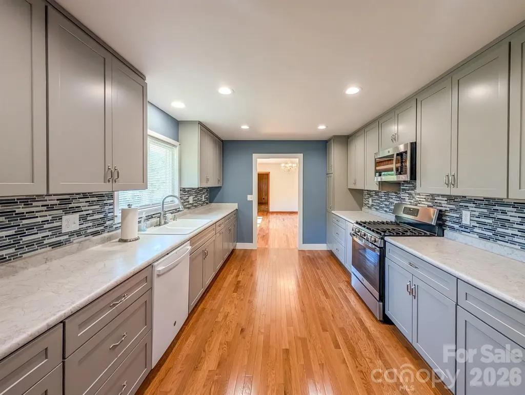 39 Hawthorne Lane Burnsville NC 28714