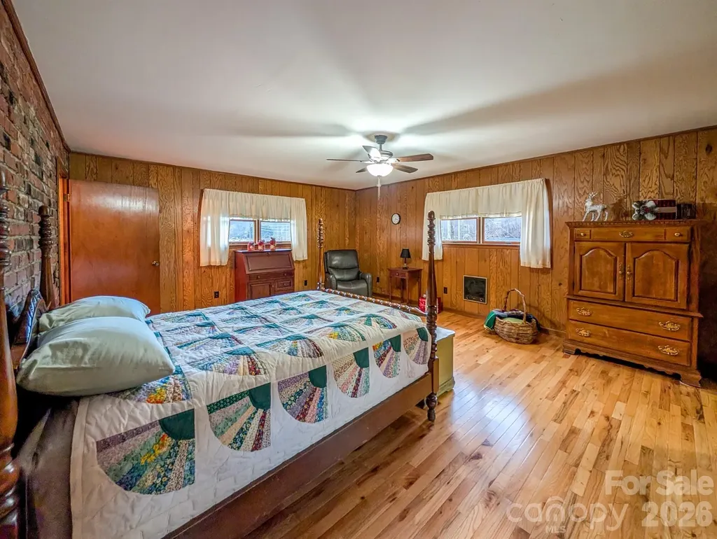 39 Hawthorne Lane Burnsville NC 28714