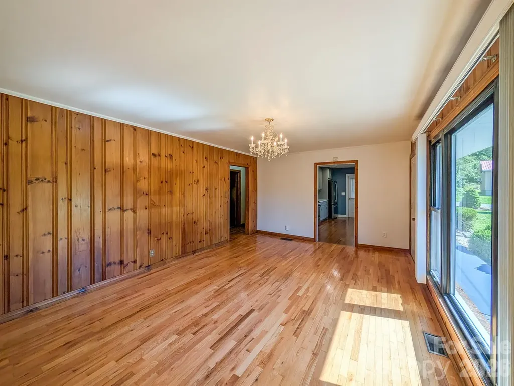 39 Hawthorne Lane Burnsville NC 28714