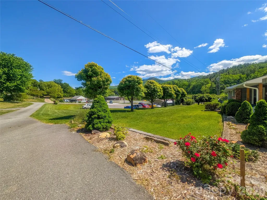 39 Hawthorne Lane Burnsville NC 28714
