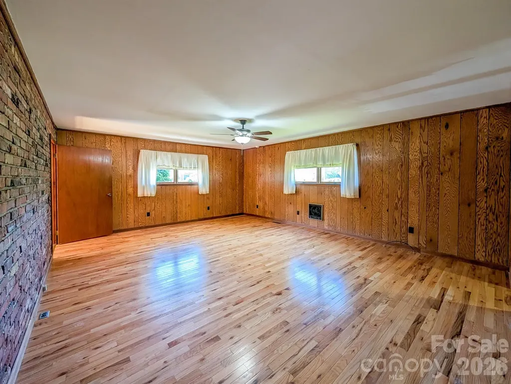 39 Hawthorne Lane Burnsville NC 28714