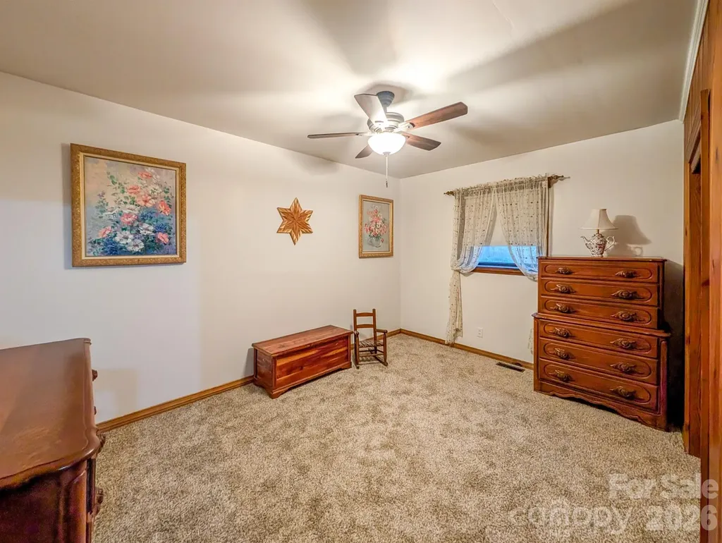 39 Hawthorne Lane Burnsville NC 28714