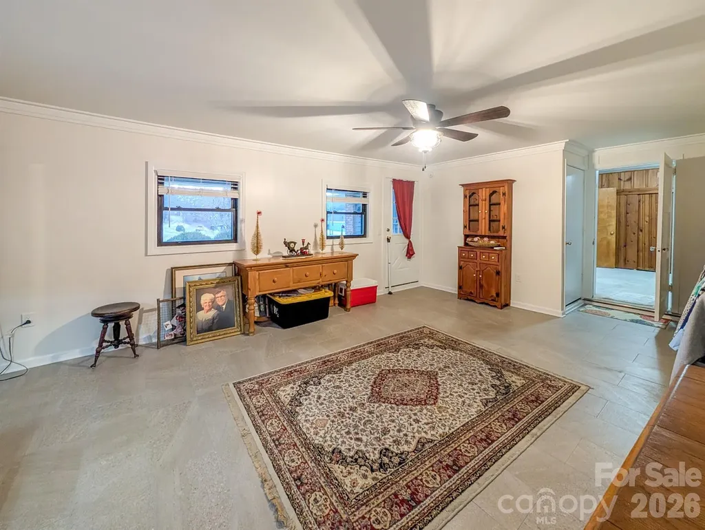 39 Hawthorne Lane Burnsville NC 28714
