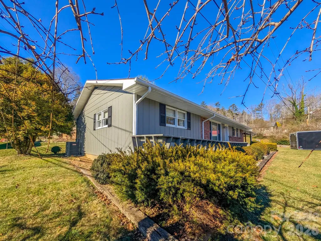 39 Hawthorne Lane Burnsville NC 28714