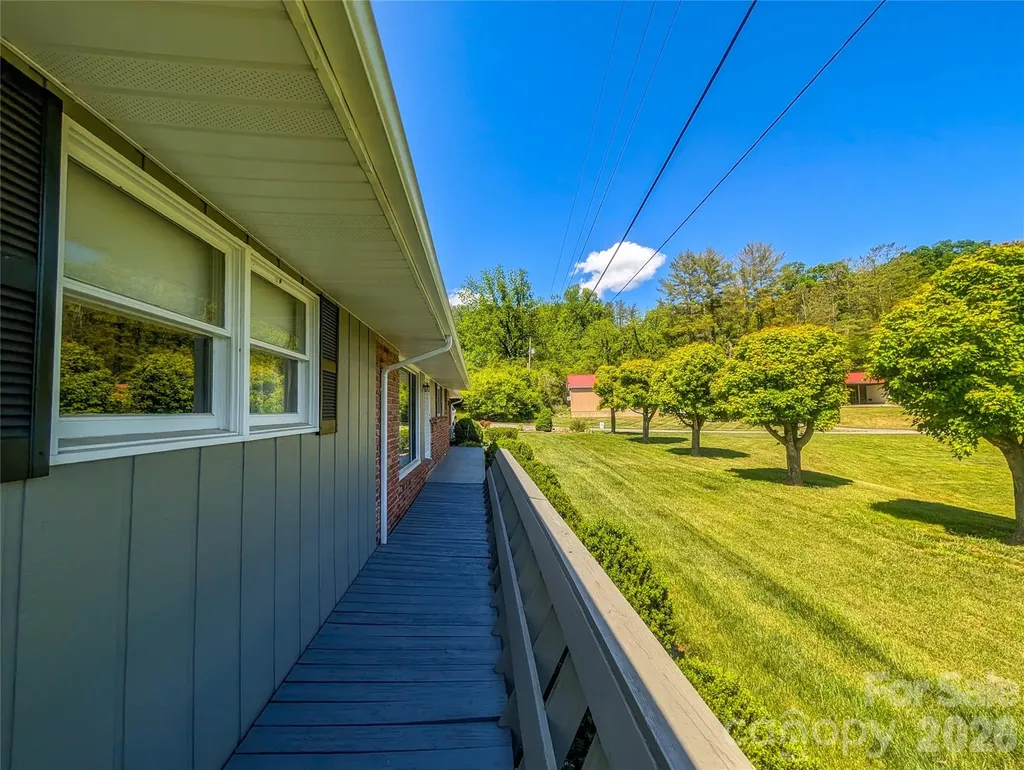39 Hawthorne Lane Burnsville NC 28714