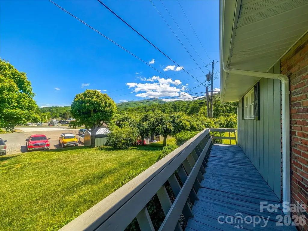 39 Hawthorne Lane Burnsville NC 28714