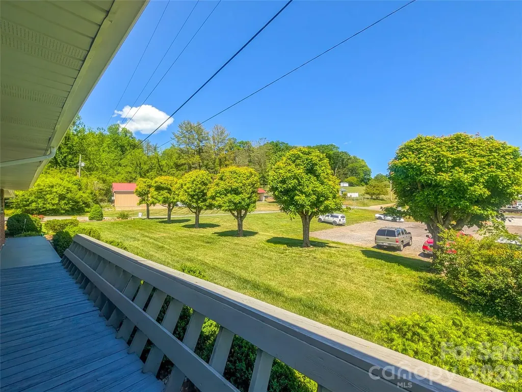 39 Hawthorne Lane Burnsville NC 28714