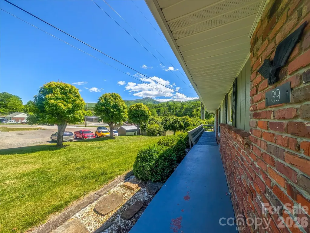 39 Hawthorne Lane Burnsville NC 28714