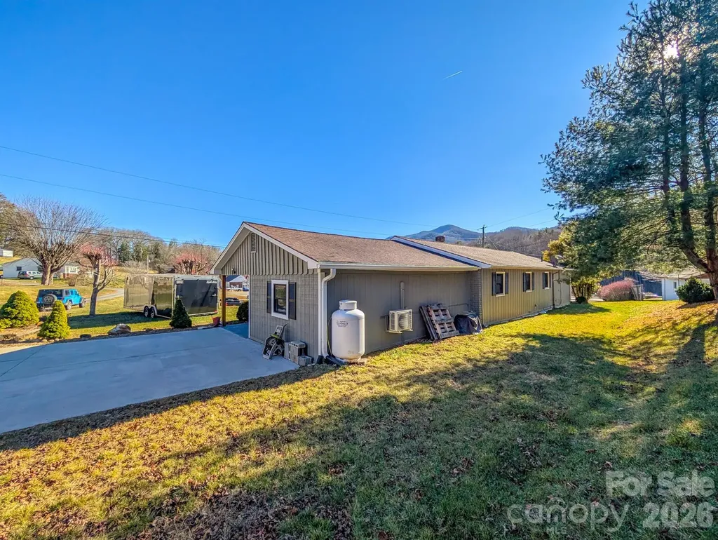 39 Hawthorne Lane Burnsville NC 28714