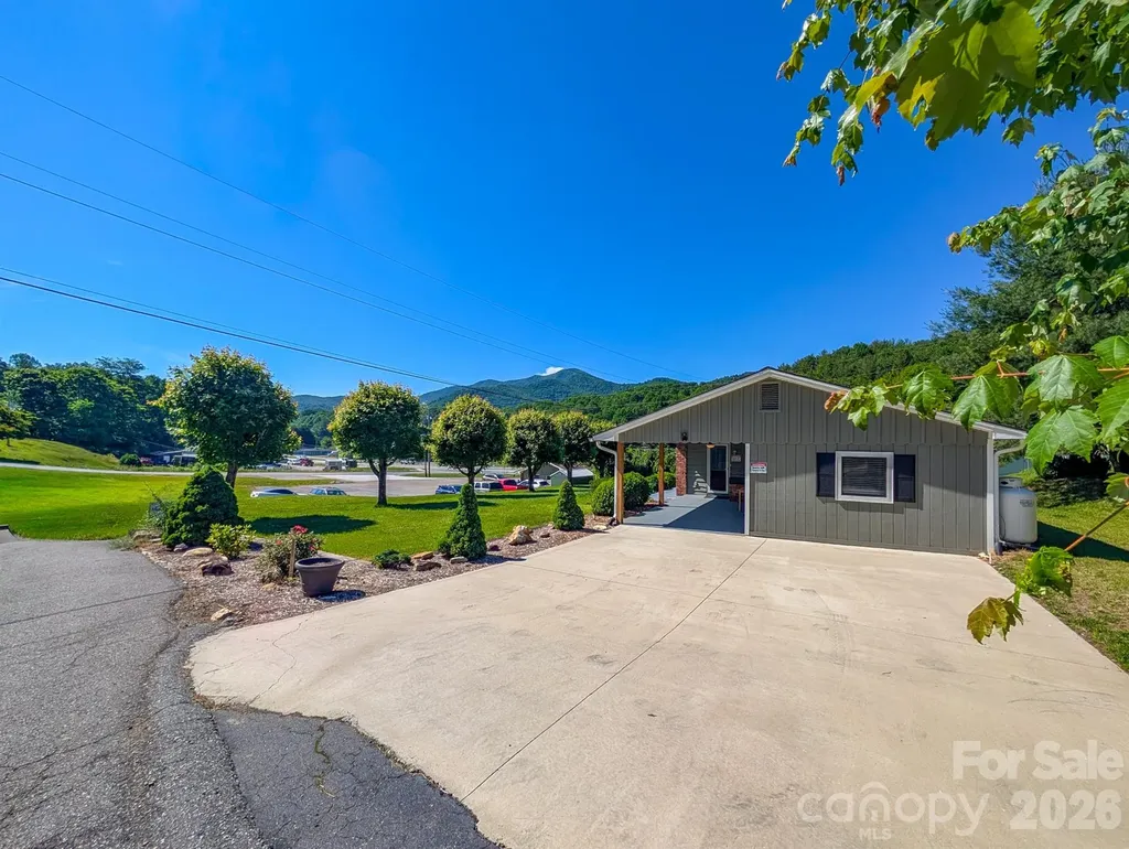 39 Hawthorne Lane Burnsville NC 28714
