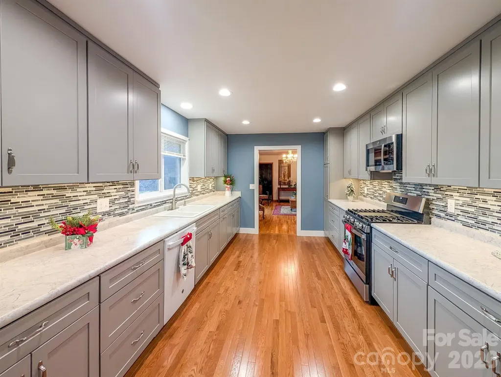 39 Hawthorne Lane Burnsville NC 28714