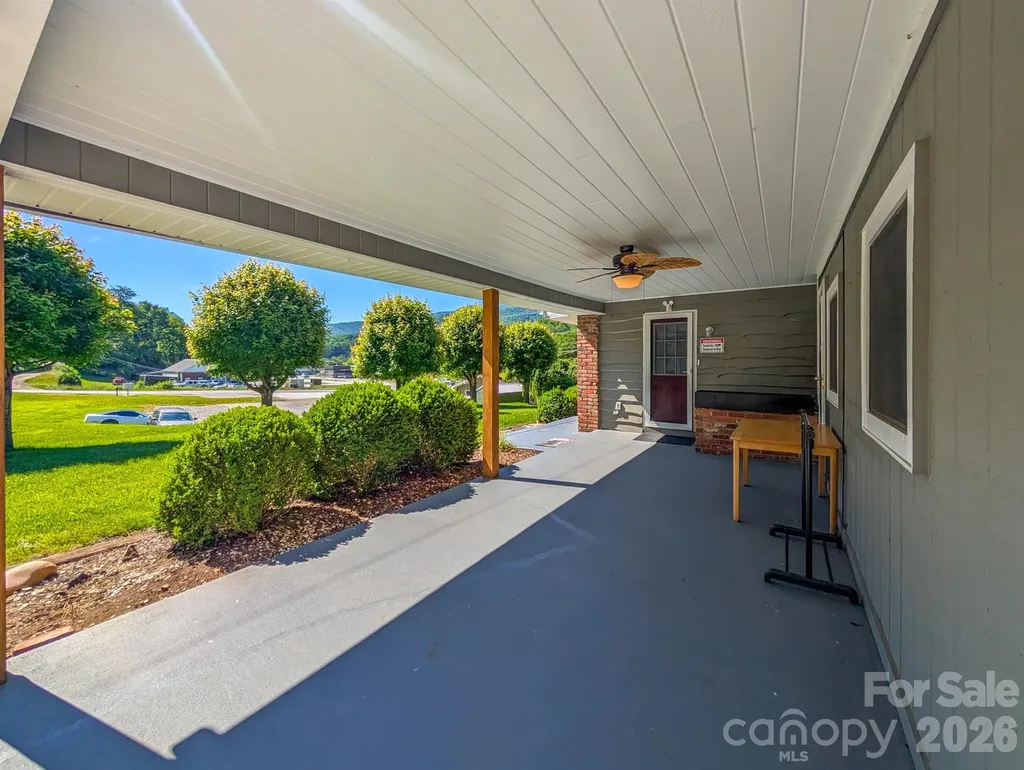 39 Hawthorne Lane Burnsville NC 28714