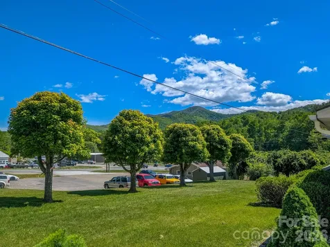 39 Hawthorne Lane Burnsville NC 28714