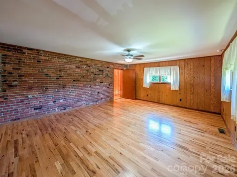 39 Hawthorne Lane Burnsville NC 28714