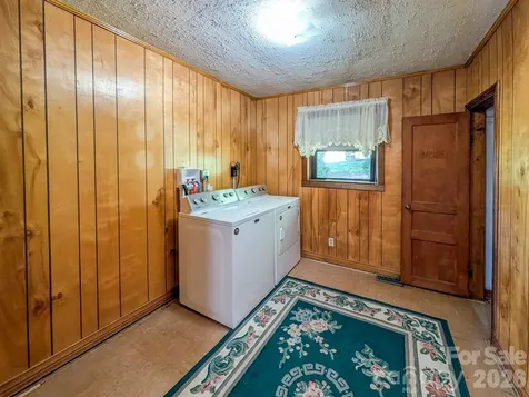 39 Hawthorne Lane Burnsville NC 28714