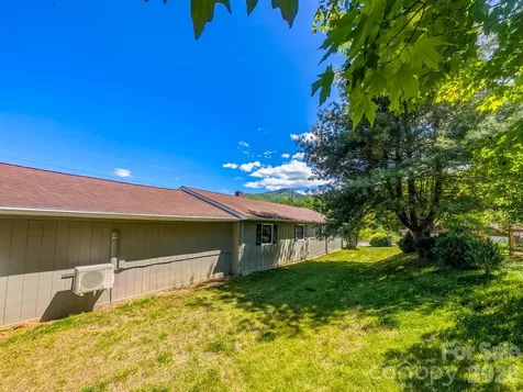 39 Hawthorne Lane Burnsville NC 28714