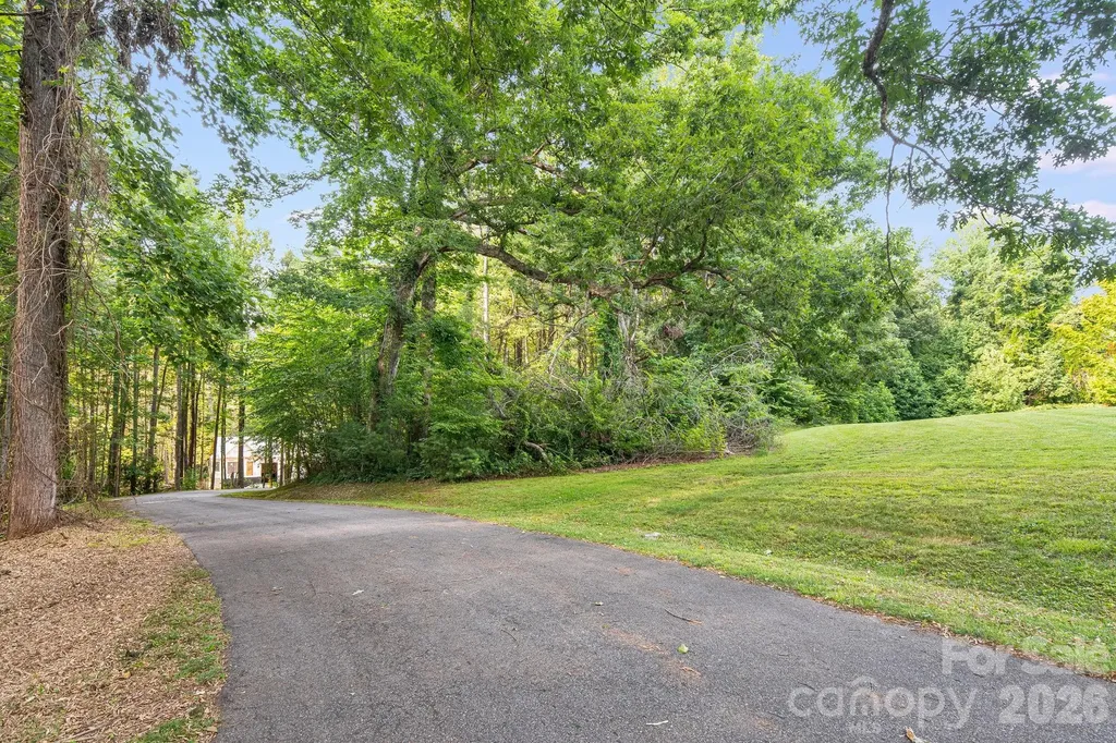008 Roberts Lane N Flat Rock NC 28731