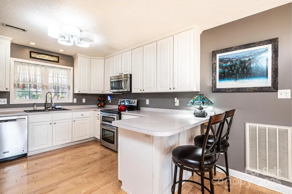 1472 Sweetbriar Lane Hickory NC 28602