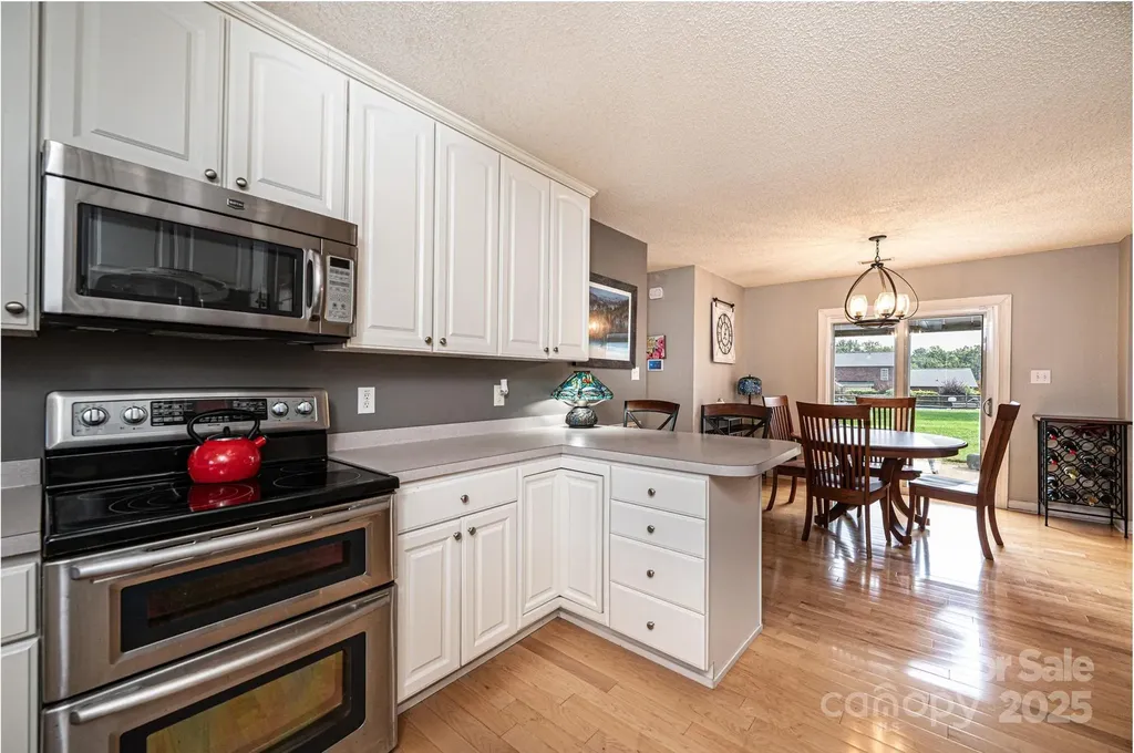 1472 Sweetbriar Lane Hickory NC 28602
