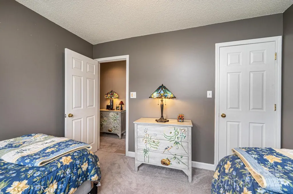 1472 Sweetbriar Lane Hickory NC 28602