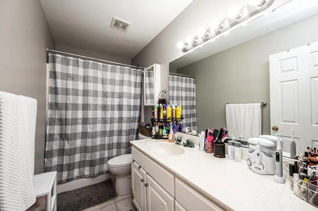 1472 Sweetbriar Lane Hickory NC 28602