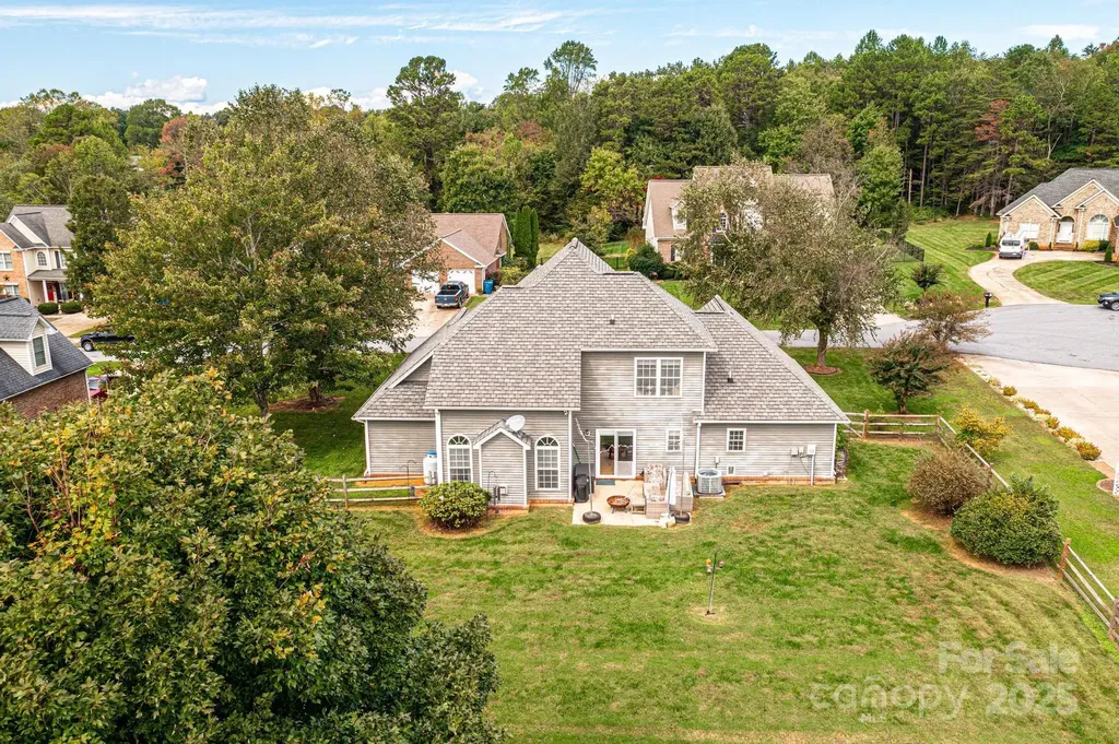 1472 Sweetbriar Lane Hickory NC 28602