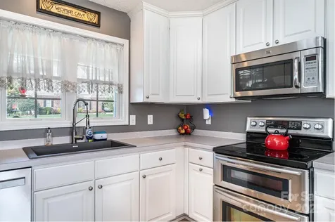 1472 Sweetbriar Lane Hickory NC 28602