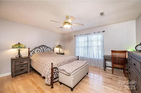1472 Sweetbriar Lane Hickory NC 28602
