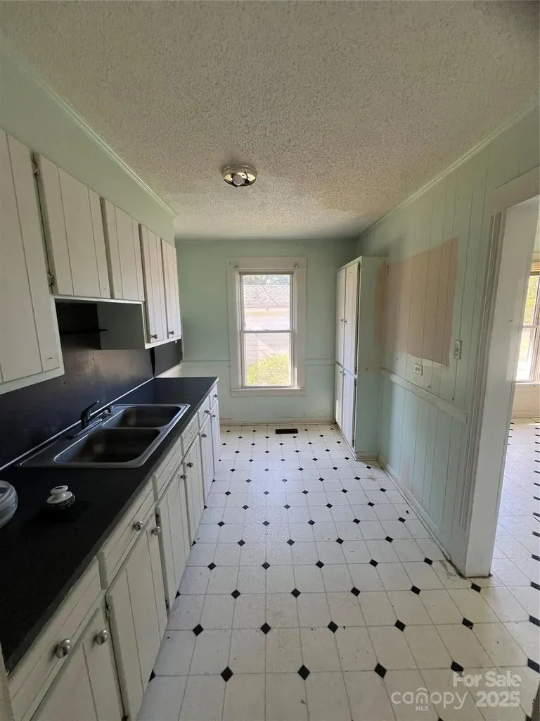805 W Church Street W Cherryville NC 28021