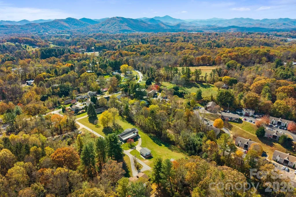24 Ian River Drive Asheville NC 28806