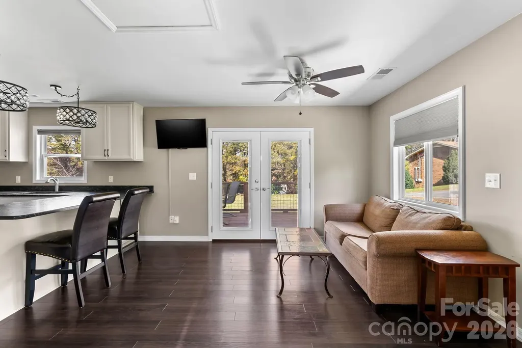 24 Ian River Drive Asheville NC 28806