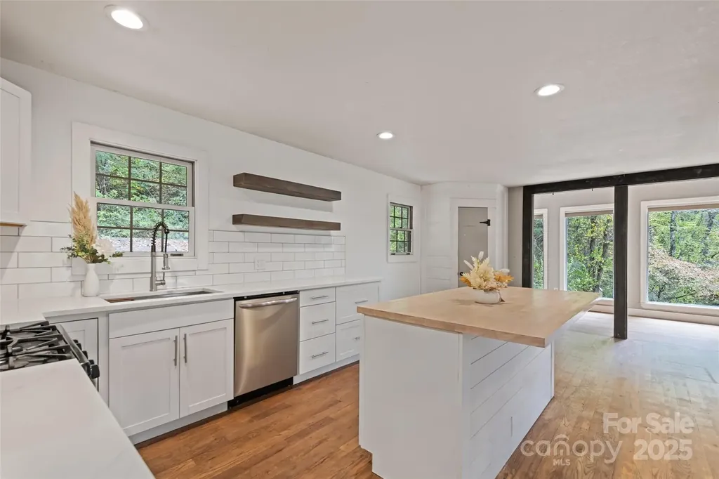940 Haynes Cove Clyde NC 28721