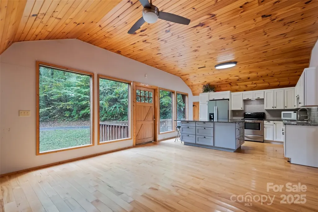 940 Haynes Cove Clyde NC 28721