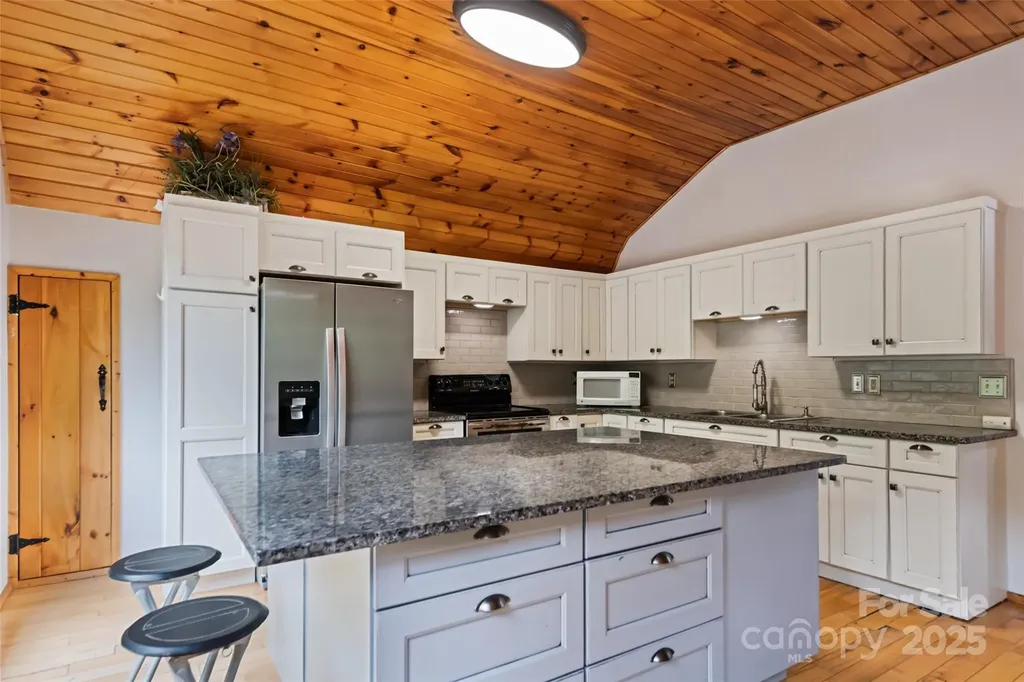 940 Haynes Cove Clyde NC 28721