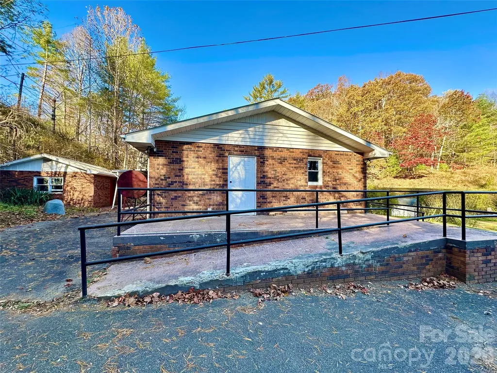 208 Murdock Road Bakersville NC 28705