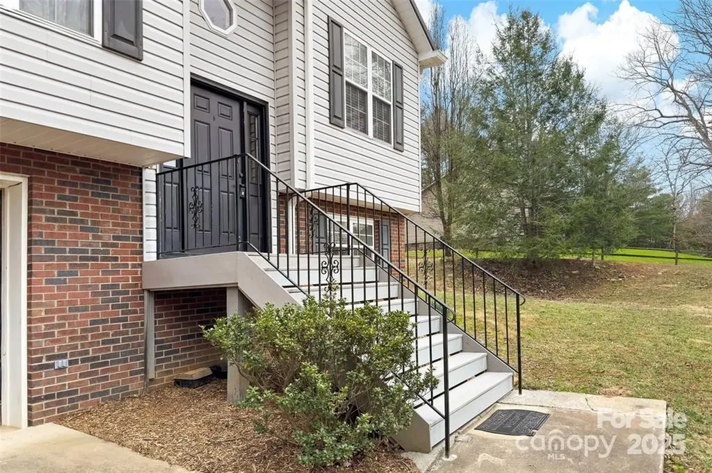 2691 Laurel Pointe Drive Nebo NC 28761