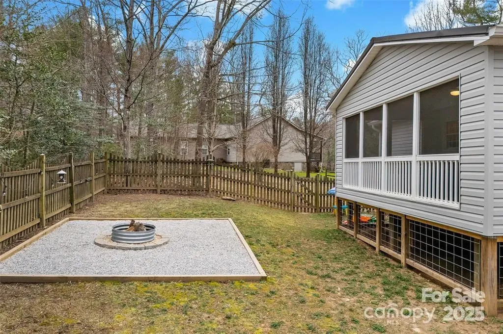 2691 Laurel Pointe Drive Nebo NC 28761