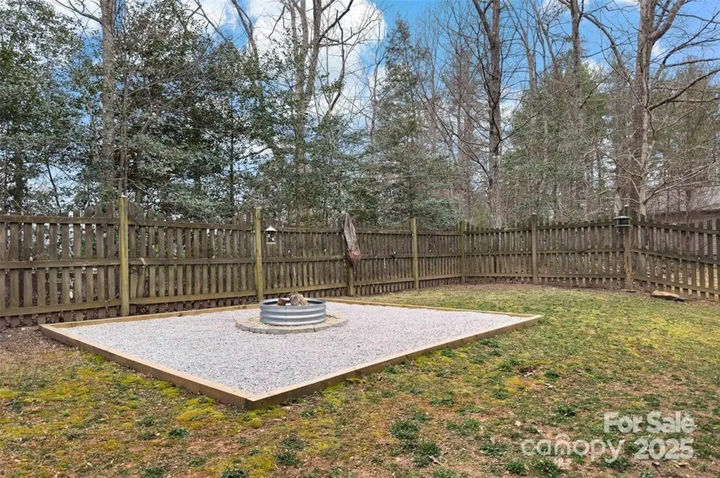 2691 Laurel Pointe Drive Nebo NC 28761
