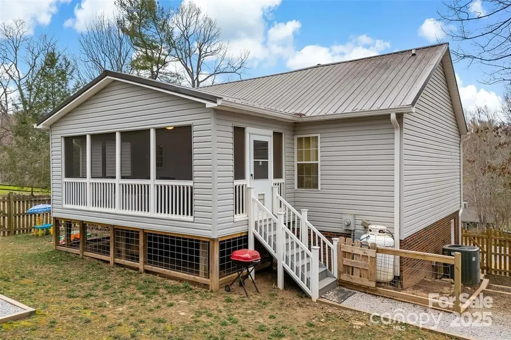2691 Laurel Pointe Drive Nebo NC 28761