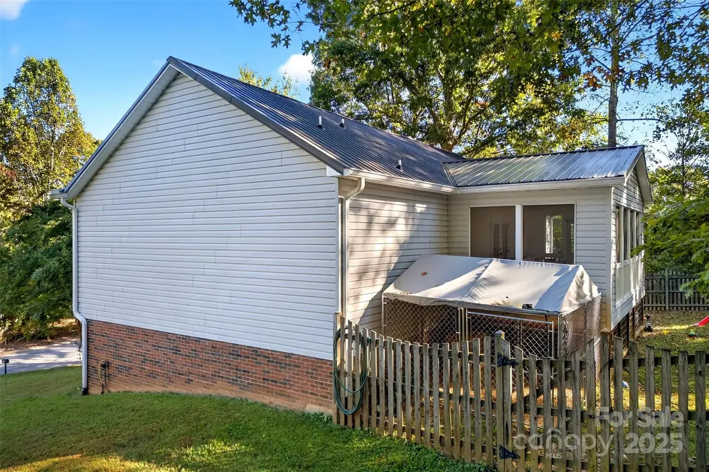 2691 Laurel Pointe Drive Nebo NC 28761
