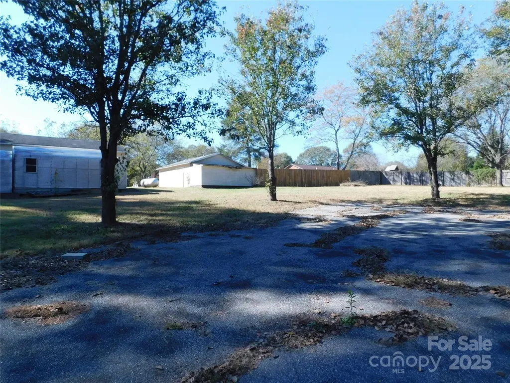 944 W Hwy 150 Highway Lincolnton NC 28092